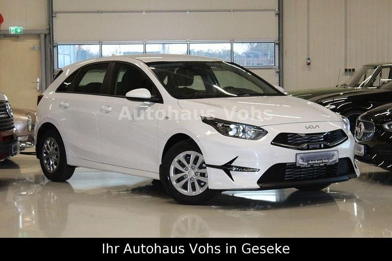 Neu Kia Ceed Best 140 PS (102 kW) 2025 Weiß Kleinwagen
