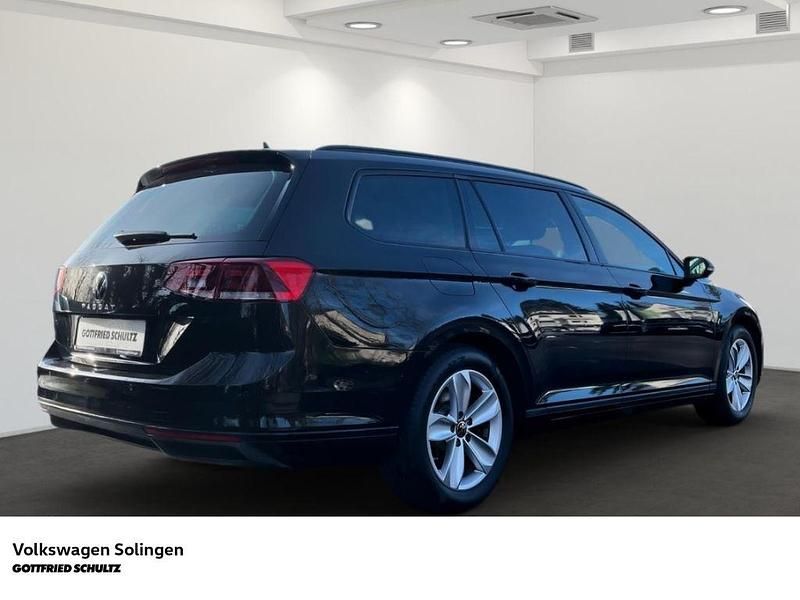 Gebraucht VW Passat Basis 122 PS (89 kW) 2022 Schwarz Kombi