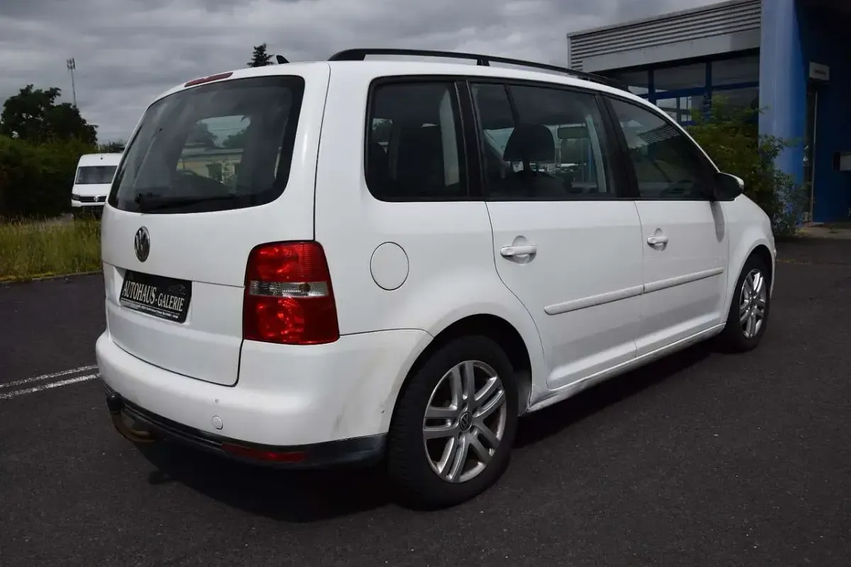 Gebraucht VW Touran S 105 PS (77 kW) 2010 Weiß Van / Kleinbus