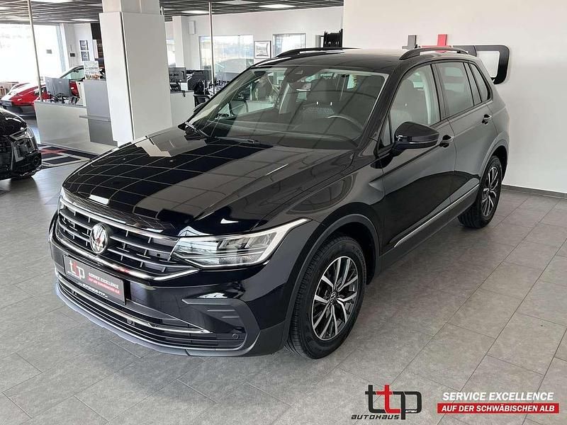 Gebraucht VW Tiguan Life 150 PS (110 kW) 2023 Deep black perleffekt SUV