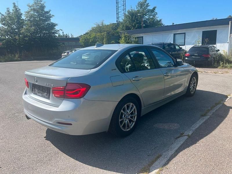 Gebraucht BMW 330e Advantage 184 PS (135 kW) 2016 Silber Limousine