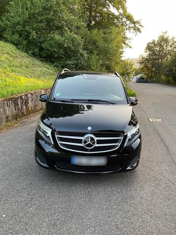 Schwarz Gebraucht 2016 Mercedes V250 Van / Kleinbus | 35.350 € (Fairer Preis) - Bild 1/4