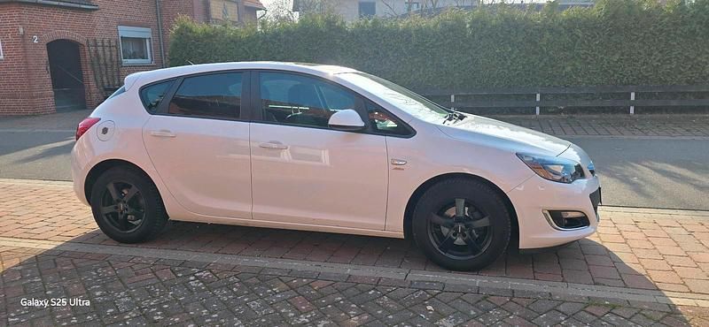 Gebraucht Opel Astra Active 120 PS (88 kW) 2013 Weiß Limousine