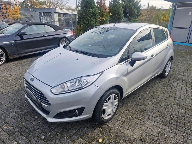 Silber Gebraucht 2013 Ford Fiesta Titanium Limousine | 2.450 € - Bild 1/4