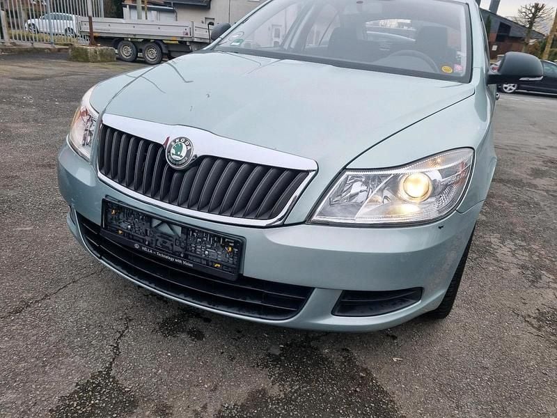 Grau Gebraucht 2010 Skoda Octavia Limousine | 3.600 € (Superpreis) - Bild 1/4