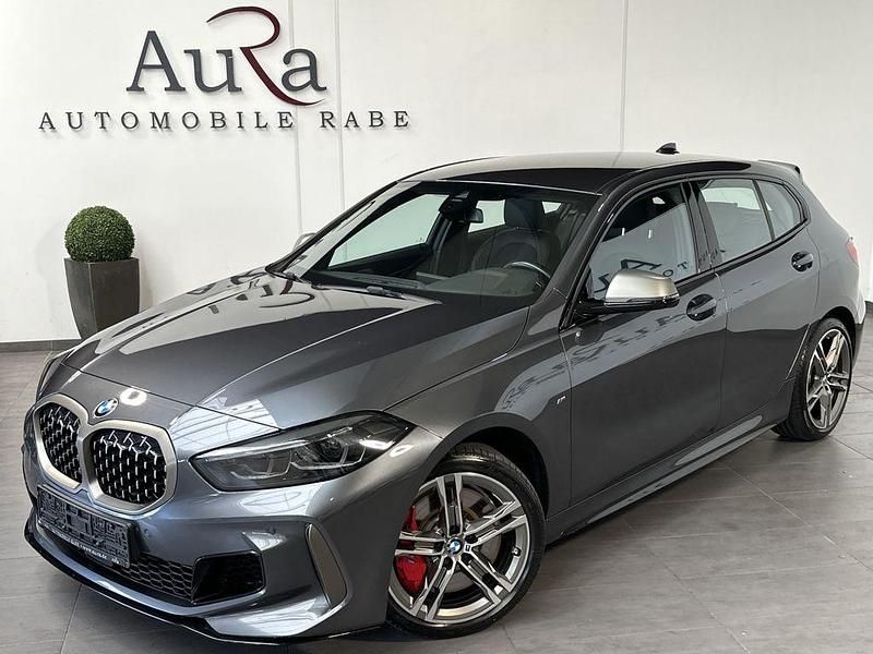 Grau Gebraucht 2021 BMW M135 Comfort Edition Kleinwagen | 31.749 € (Fairer Preis) - Bild 1/4