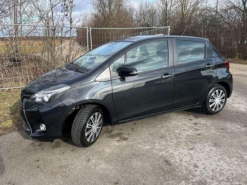 Gebraucht Toyota Yaris 99 PS (72 kW) 2015 Schwarz Kleinwagen