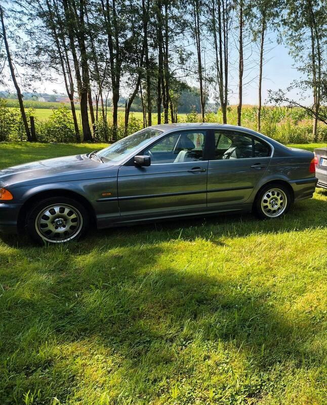 Blau Gebraucht 2002 BMW 325 Limousine | 1.400 € - Bild 1/4