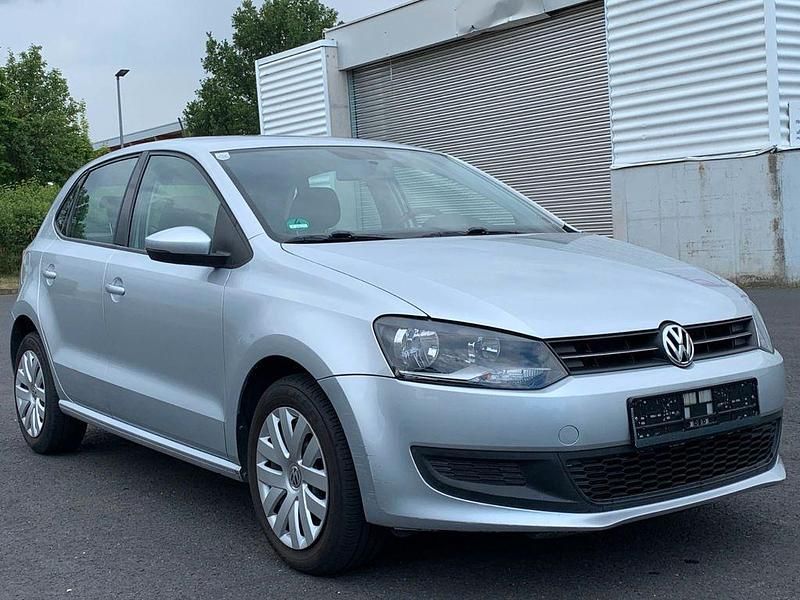 Silber Gebraucht 2010 VW Polo Comfortline Limousine | 6.990 € (Guter Preis) - Bild 1/4