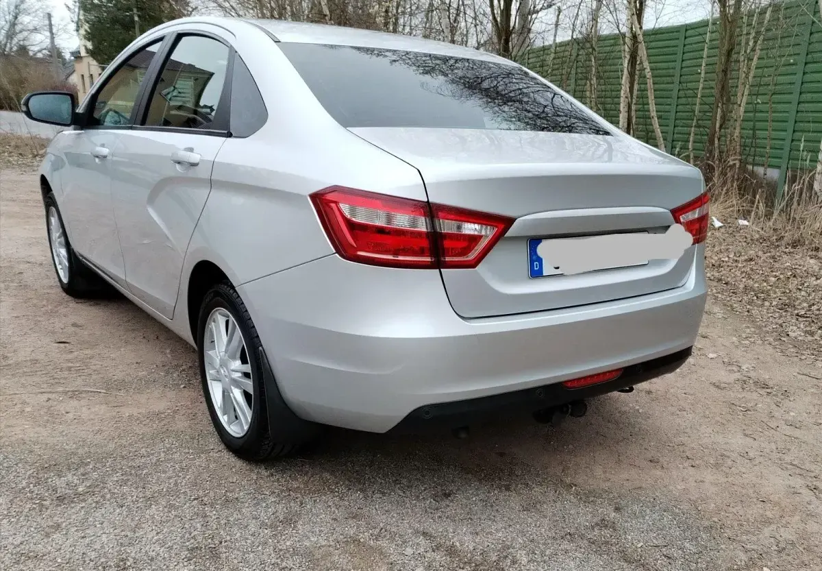 Gebraucht Lada Vesta 106 PS (77 kW) 2017 Silber Limousine