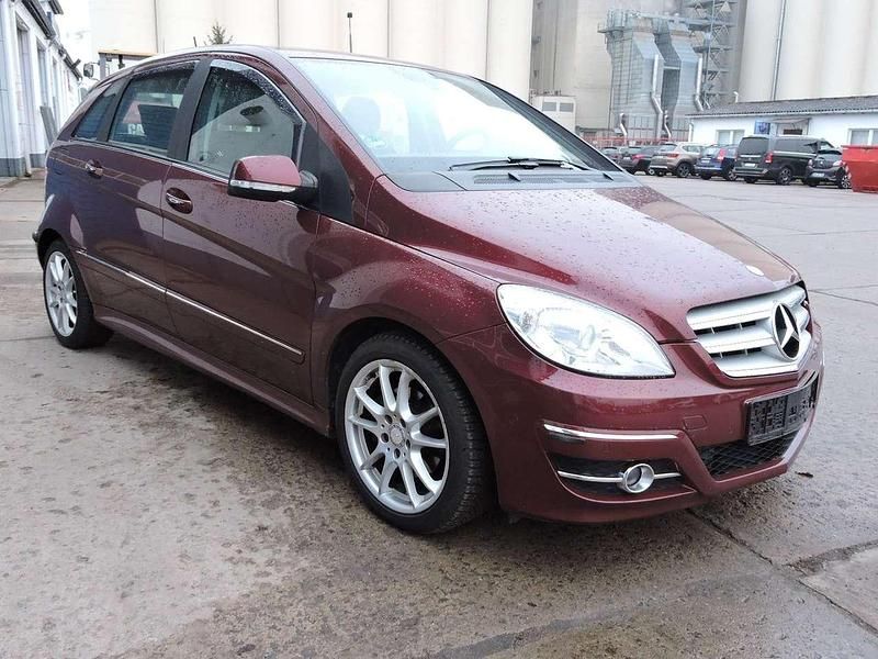 Gebraucht Mercedes B200 Sport Edition 140 PS (102 kW) 2010 Rot Van / Kleinbus