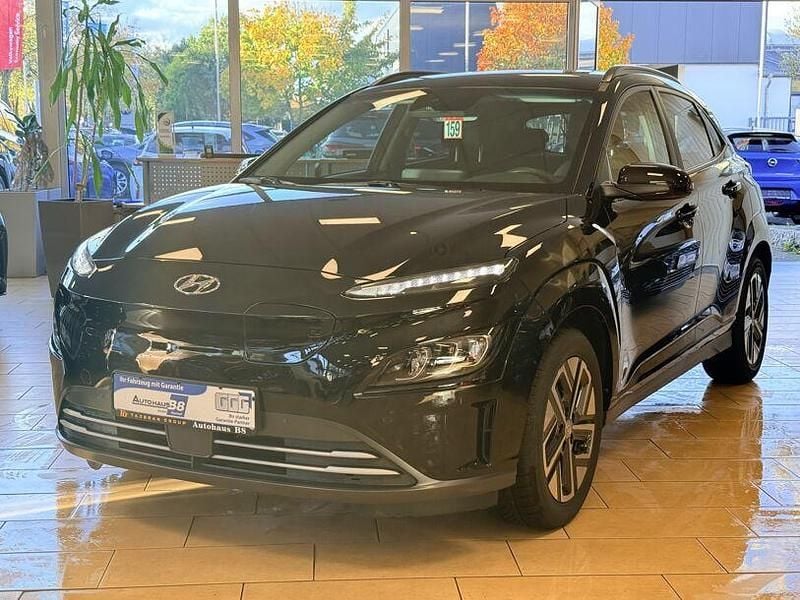 Schwarz phantom black / mic (metallic) Gebraucht 2023 Hyundai Kona Trend SUV | 18.900 € (Superpreis) - Bild 1/4
