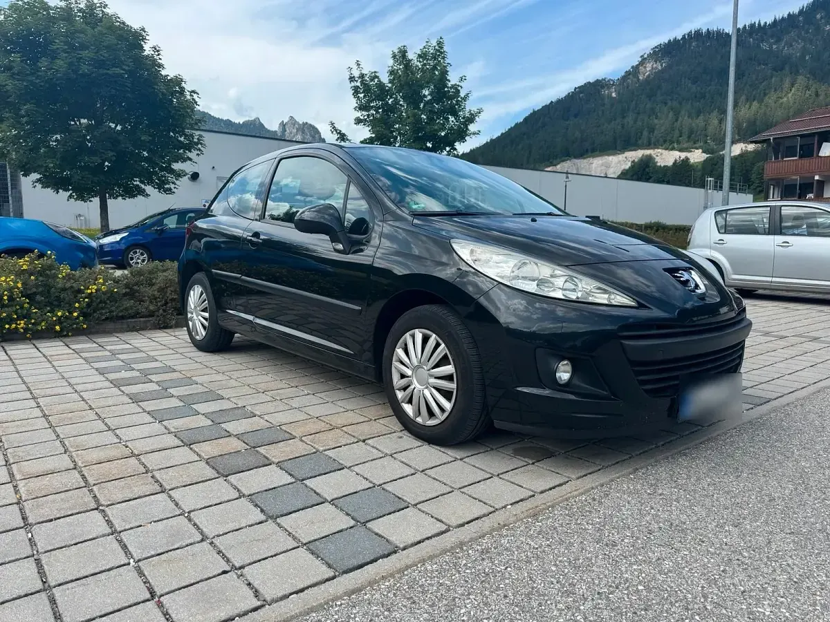 Gebraucht Peugeot 207 73 PS (53 kW) 2010 Schwarz Kleinwagen