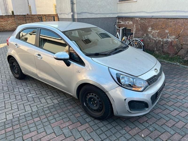 Gebraucht Kia Rio 109 PS (80 kW) 2011 Silber Limousine