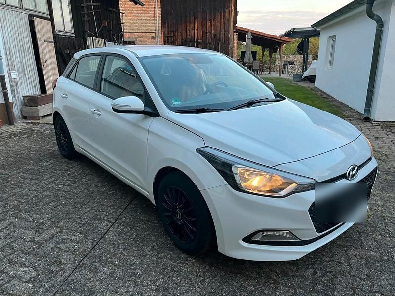 Weiß Gebraucht 2015 Hyundai i20 Kleinwagen | 6.199 € (Fairer Preis) - Bild 1/4