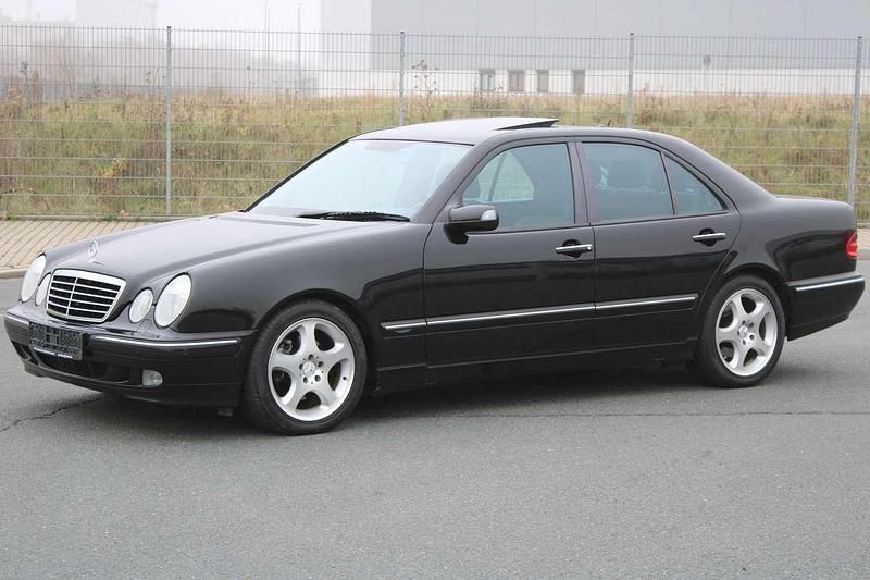 Schwarz Gebraucht 2001 Mercedes E320 Avantgarde Limousine | 18.990 € - Bild 1/4