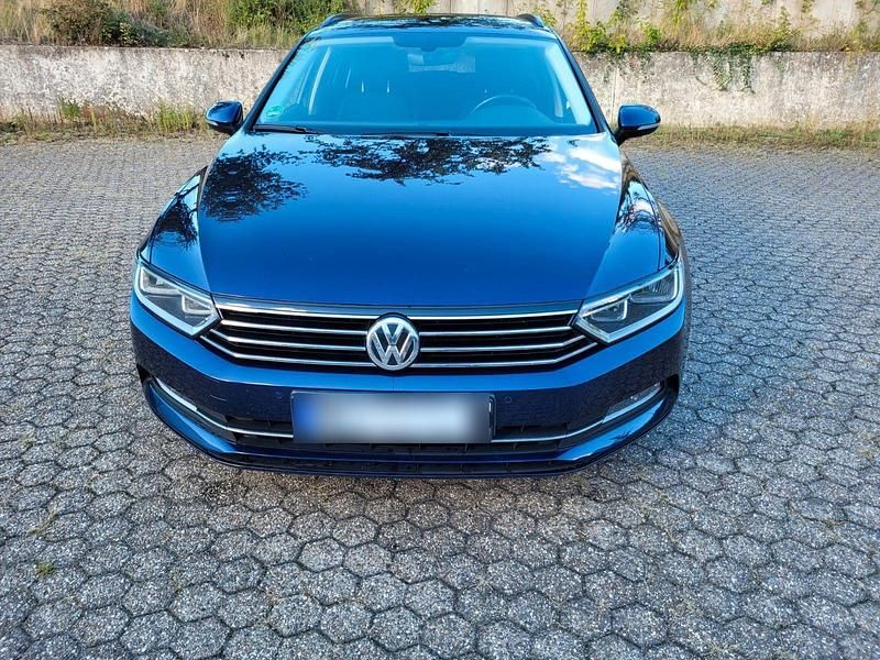 Gebraucht VW Passat Comfortline 150 PS (110 kW) 2018 Blau Kombi