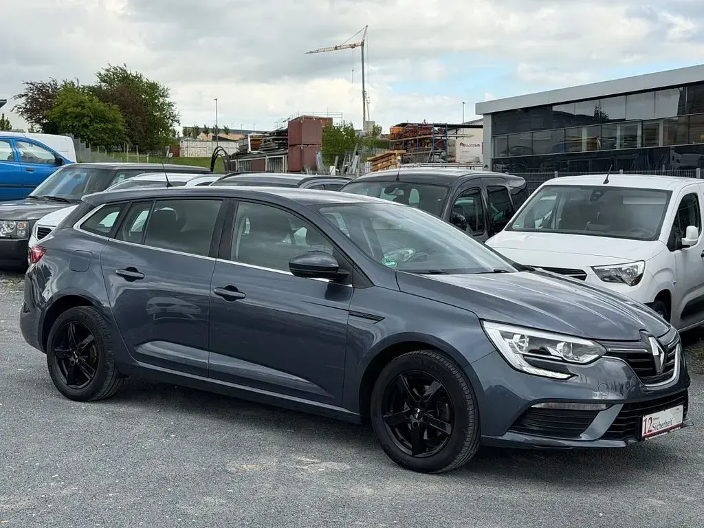 Używany Renault Mégane Play 101 KM (74 kW) 2017 Szary Sedan/Limuzyna
