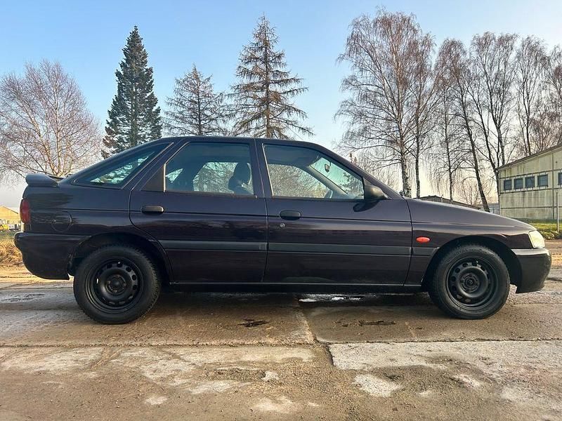 Gebraucht Ford Escort 90 PS (66 kW) 1997 Violet Limousine