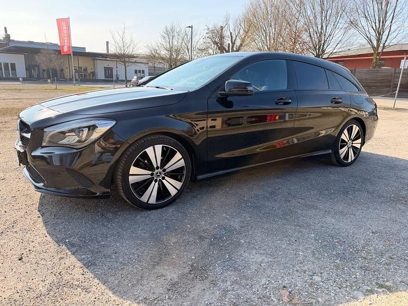 Gebraucht Mercedes CLA200 Shooting Brake 156 PS (114 kW) 2017 Schwarz Kombi
