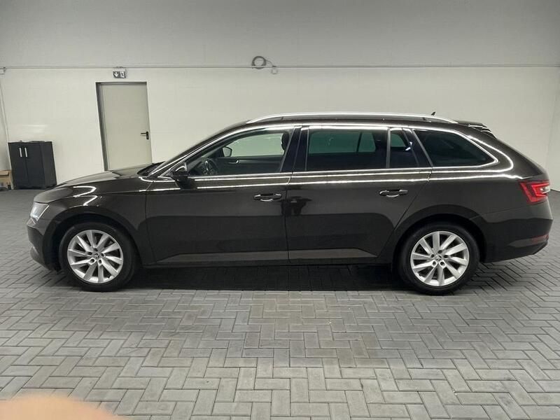 Gebraucht Skoda Superb Style 190 PS (139 kW) 2017 Braun (magneticbraunmet.) Kombi
