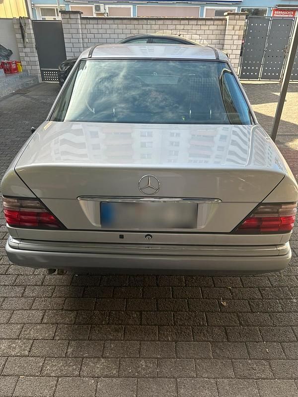 Gebraucht Mercedes E200 136 PS (100 kW) 1994 Silber Limousine