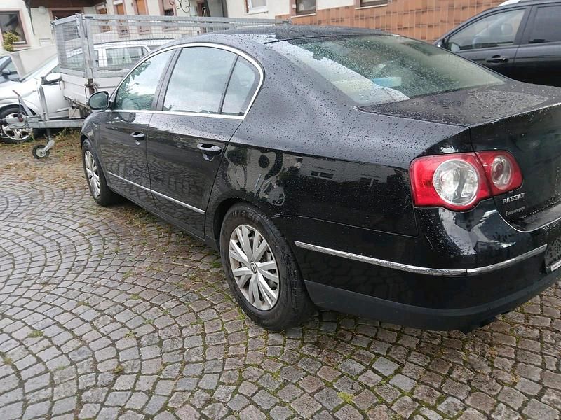 Schwarz Gebraucht 2005 VW Passat Limousine | 1.500 € (Fairer Preis) - Bild 1/4