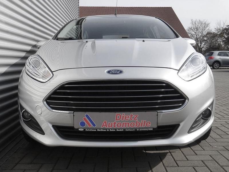 Gebraucht Ford Fiesta 80 PS (58 kW) 2016 Silber (metallic) Kleinwagen