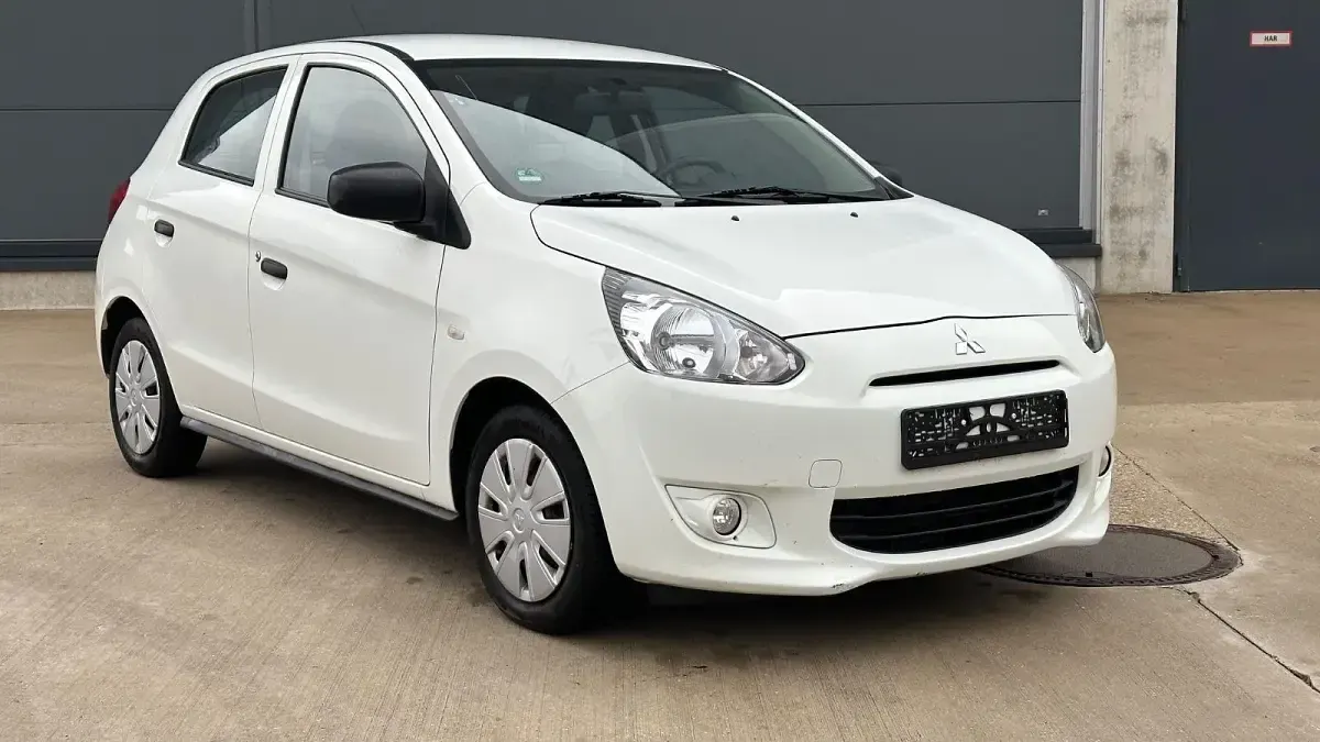 Gebraucht Mitsubishi Space Star Basis 71 PS (52 kW) 2015 Weiß Kleinwagen