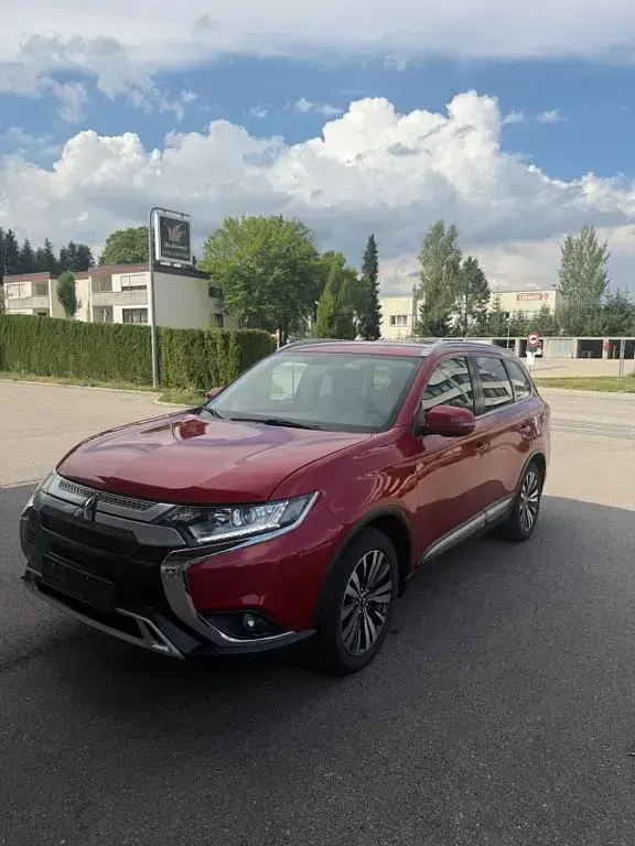 Gebraucht Mitsubishi Outlander Diamant Edition 150 PS (110 kW) 2019 Rot SUV