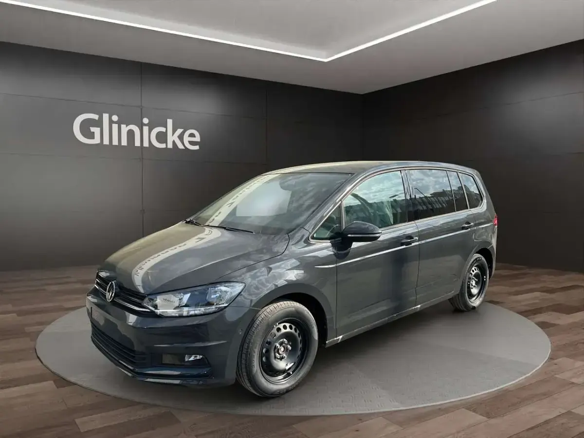 Gebraucht VW Touran Trendline 150 PS (110 kW) 2026 Uranograu Van / Kleinbus