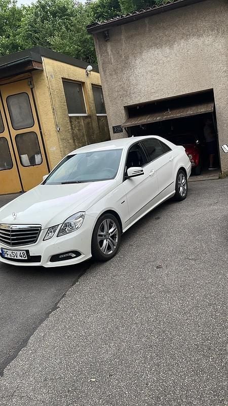 Weiß Gebraucht 2009 Mercedes E250 Limousine | 8.000 € (Etwas zu teuer) - Bild 1/4