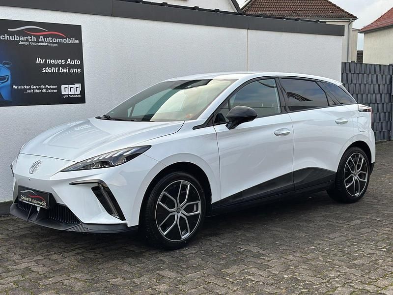 Weiß Gebraucht 2024 MG MG4 EV Luxury Kleinwagen | 23.880 € - Bild 1/4