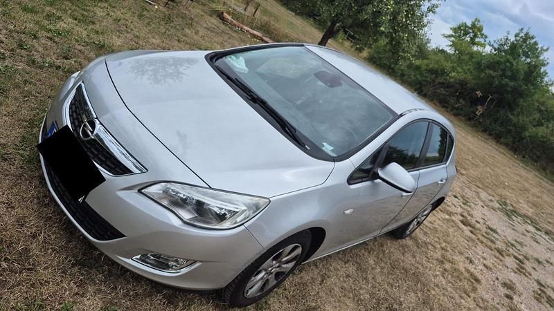 Używany Opel Astra Edition 116 KM (85 kW) 2010 Srebrny Sedan/Limuzyna