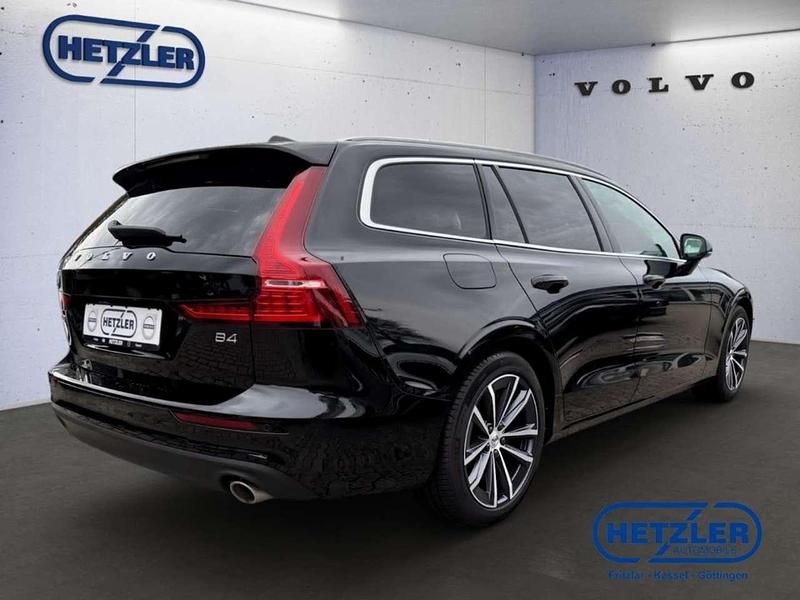 Gebraucht Volvo V60 Momentum 197 PS (144 kW) 2020 Onyx black / metallic Kombi