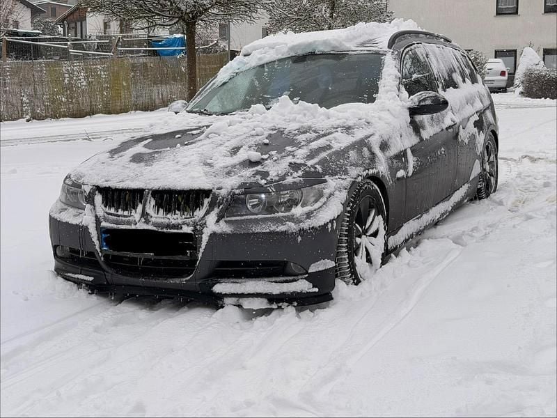 Grau Gebraucht 2006 BMW 320 Kombi | 2.100 € (Guter Preis) - Bild 1/4