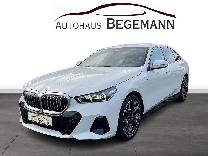 Alpinweiss iii Gebraucht 2024 BMW i5 M Sport Limousine | 51.900 € - Bild 1/4