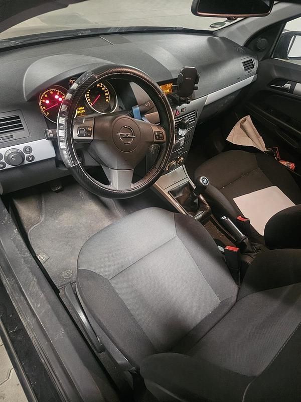 Gebraucht Opel Astra 105 PS (77 kW) 2007 Schwarz Limousine