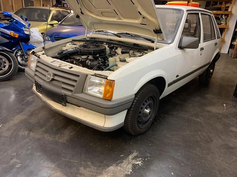 Weiß Gebraucht 1987 Opel Corsa Kleinwagen | 2.400 € - Bild 1/4