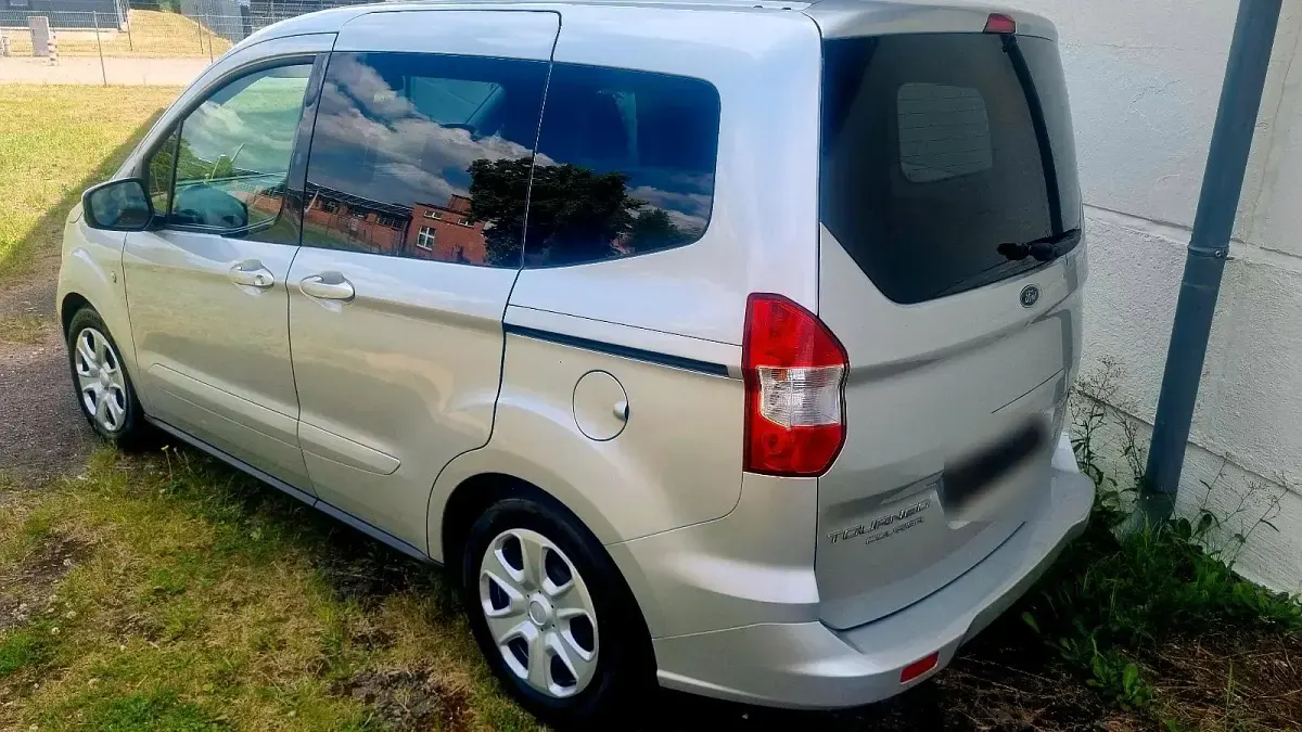 Gebraucht Ford Tourneo Courier 100 PS (73 kW) 2015 Silber Van / Kleinbus
