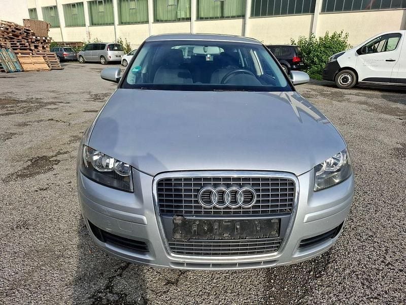 Silber Gebraucht 2005 Audi A3 Sportback Attraction Limousine | 1.990 € (Superpreis) - Bild 1/4