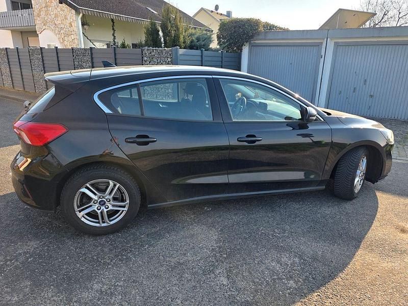 Gebraucht Ford Focus Cool & Connect 120 PS (88 kW) 2019 Schwarz Limousine