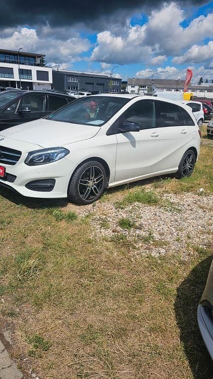 Weiß Gebraucht 2016 Mercedes B200 Van / Kleinbus | 17.799 € (Fairer Preis) - Bild 1/4