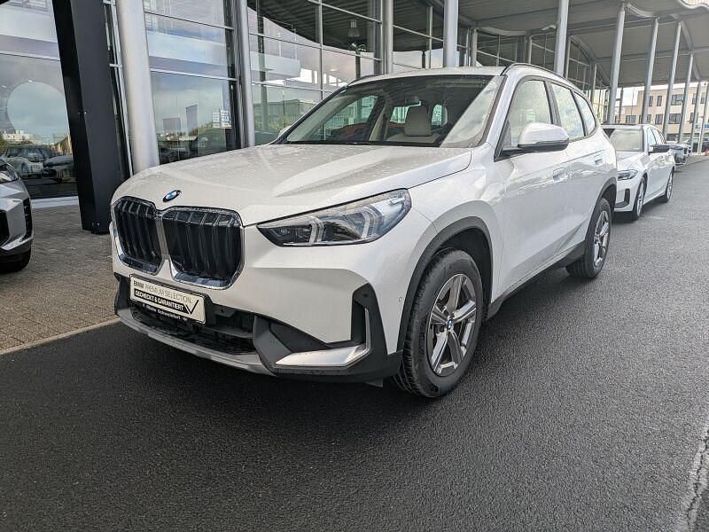 Mineralweiss metallic Gebraucht 2024 BMW X1 Shadowline SUV | 38.840 € (Guter Preis) - Bild 1/4