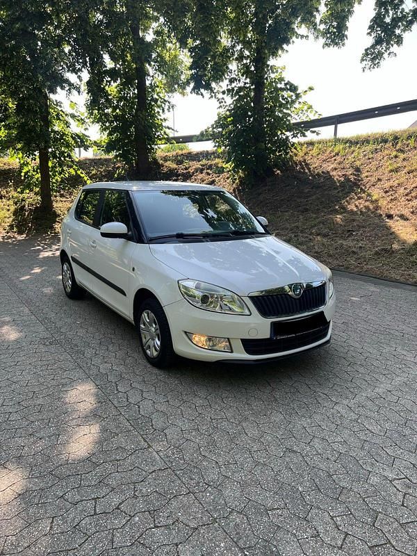 Weiß Gebraucht 2011 Skoda Fabia Kleinwagen | 3.900 € (Fairer Preis) - Bild 1/4