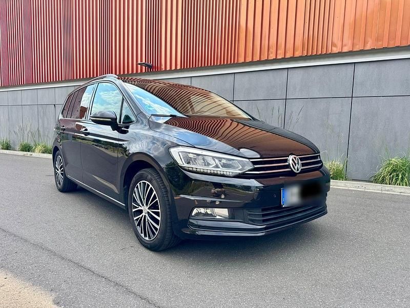 Schwarz Gebraucht 2016 VW Touran Comfortline Van / Kleinbus | 15.590 € (Etwas zu teuer) - Bild 1/4