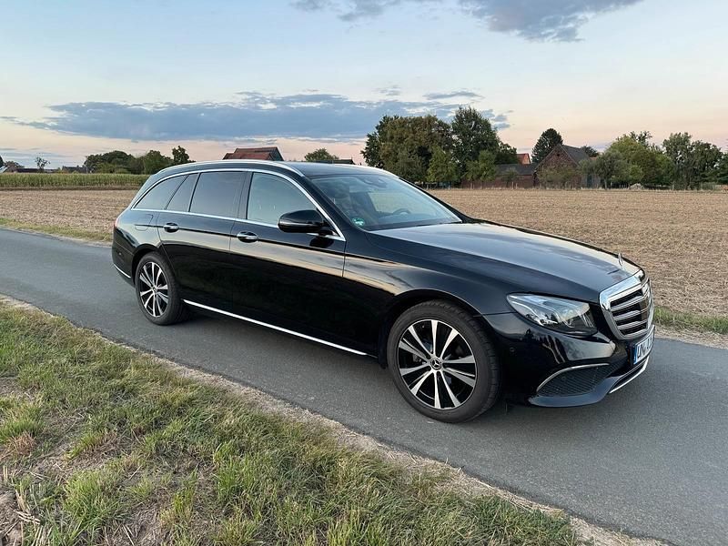 Schwarz Gebraucht 2020 Mercedes E220 Kombi | 32.500 € - Bild 1/4
