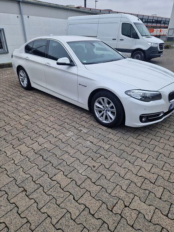 Weiß Gebraucht 2015 BMW 520 Luxury Line Limousine | 16.200 € (Fairer Preis) - Bild 1/4