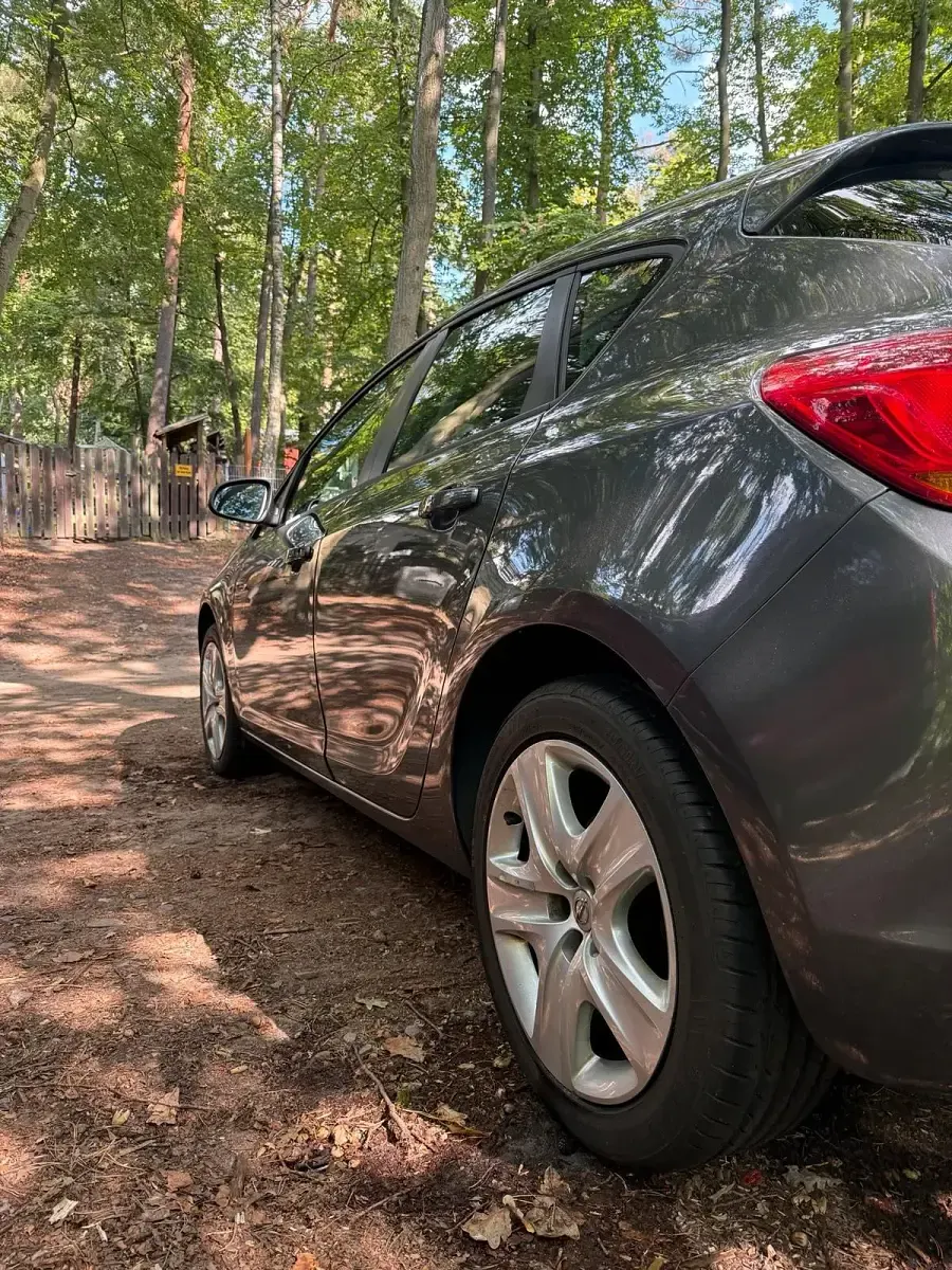 Gebraucht Opel Astra 100 PS (73 kW) 2010 Grau Kleinwagen