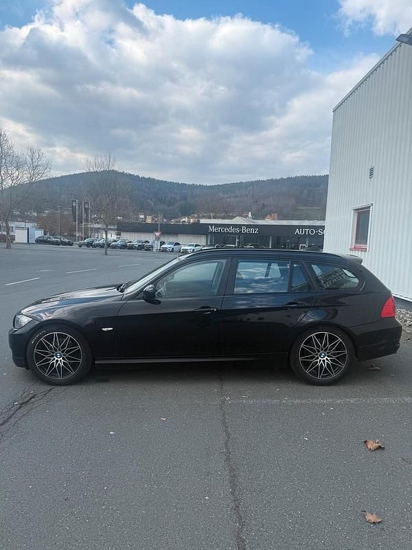 Gebraucht BMW 320 163 PS (119 kW) 2011 Schwarz Kombi